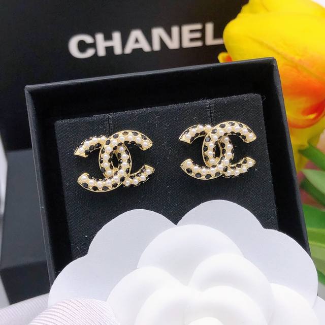 Id Xed0097 White Diamond Id Xed0766 Black Diamond Chanel's Most Classic Small Pe