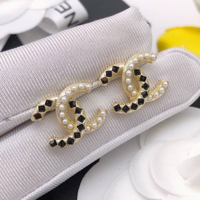 Model Number Xed0666 Small Chanel Double C Edge Diamond, Edge Pearl Stud Earring