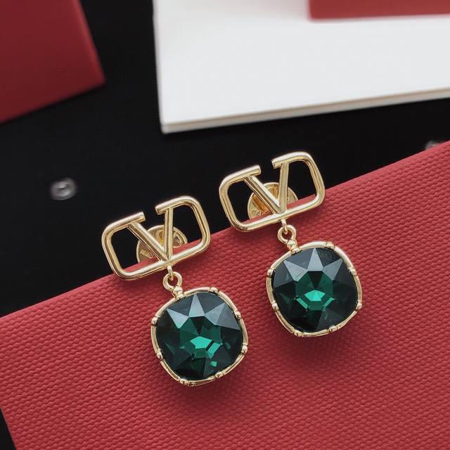 Code Ved0047 Light Red Code Ved0066 White Code Ved0077 Navy Blue Code Ved0229 Re