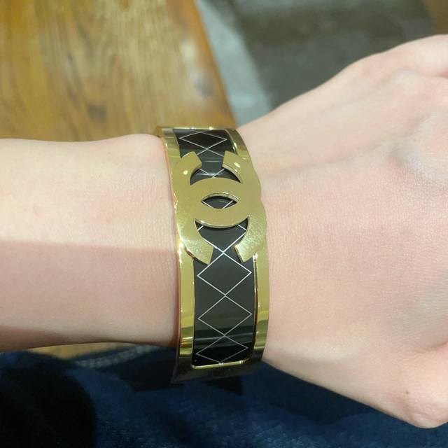 New Chanel Wide Diamond-Patterned Bracelet With Exquisite Craftsmanship And A Da