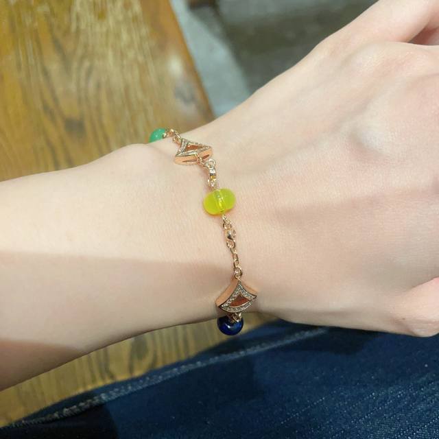 Bulgari High-End Agate Fan-Shaped Skirt Bracelet, Original Engraved Design, Stun