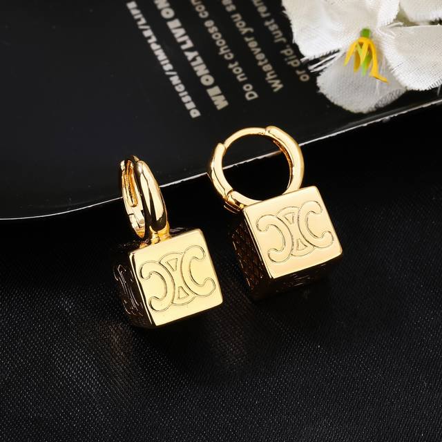 Celine Brass Material Best-Selling Versatile A Very Playful Design, But The Craf