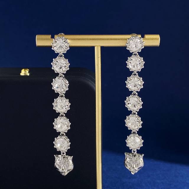 Gucci European-Style Unique And Dynamic Long Flower Bud Diamond Lion Head Stud E