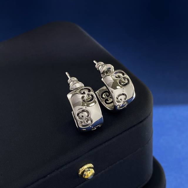 Gucci Simple Design Smooth Hollow Double G Letter C-Shaped Earring Studs Brass M