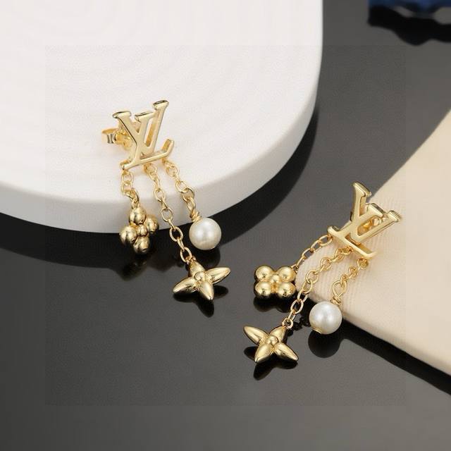 Louis Vuitton Ear Studs, Letter-Shaped Ear Studs, Crafted With Exquisite Artistr