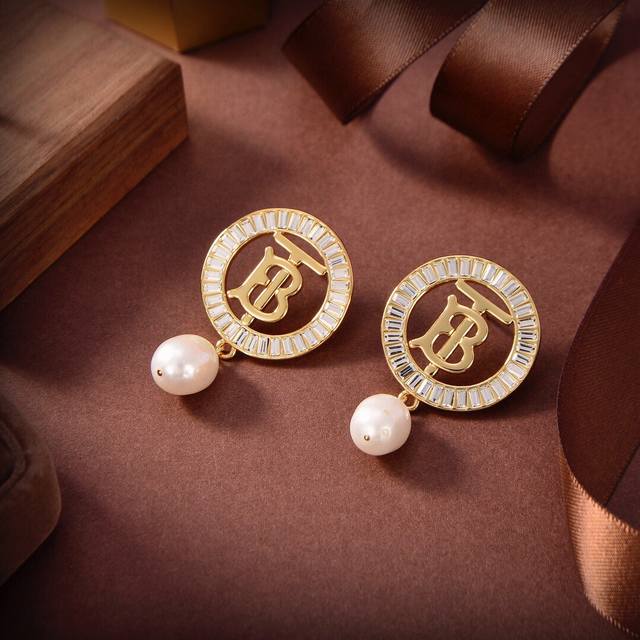 Burberry Round Ring Natural Freshwater Pearl Letter Stud Earrings Burberry Has B