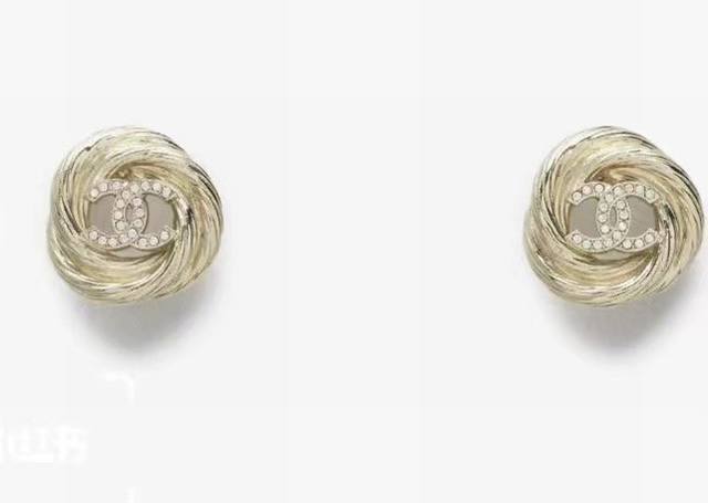 Chanel25S Rotating Thread Double C Stud Earrings Beautiful Design~ Elegant, Grac