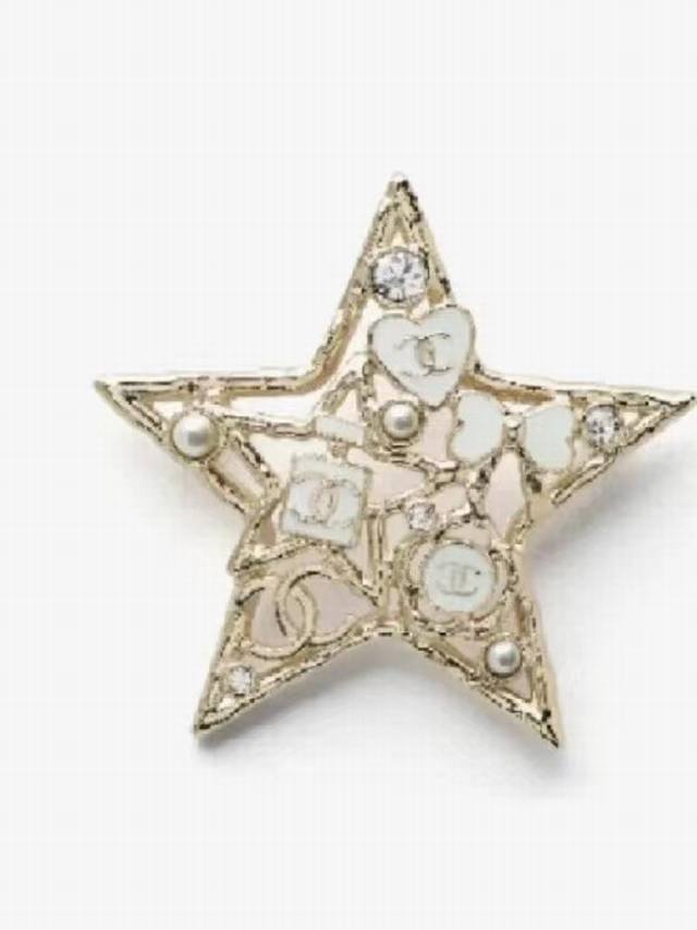 Chanel 25P New White Enamel Double C Openwork Five-Pointed Star Brooch. The Comb