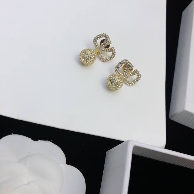 Valentino. Valentino Official Store New Arrival: The Classic Stud Elements Have