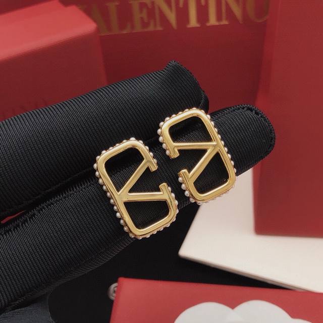 Number Ved0015 Valentino Earrings With V-Shaped Polished Pearl Trim
