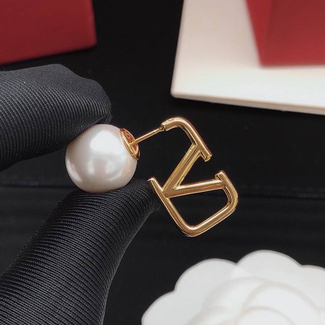 Code Ved0048 Valentino Earrings With Smooth Pearl