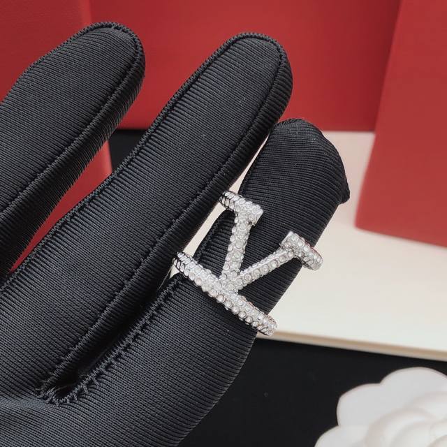 Id Vjz0006 Valentino's Latest Diamond-Studded Ring Made Of Zp Brass Material