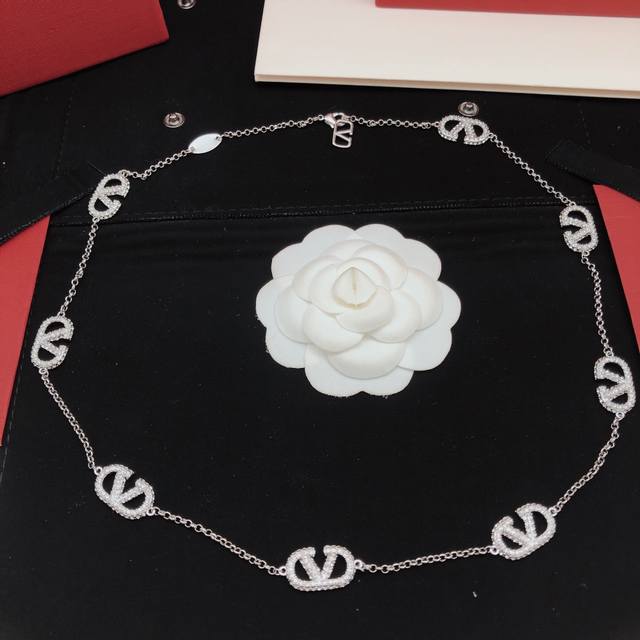 Model Number Valenti*O's Latest V-Shaped Necklace With Diamond-Encrusted Design,