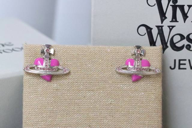 New Arrival High-Quality Vivienne Westwood Pink Enamel Heart Saturn Earrings Viv