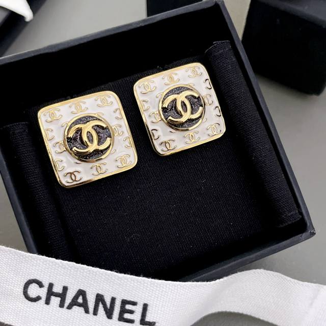 High-Quality, Details As Shown In The Picture. Fragrant White Square Gold C Stud