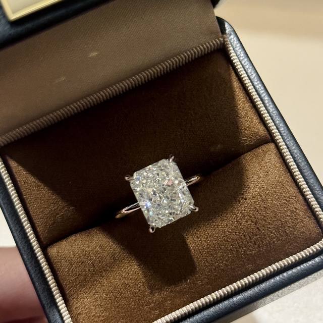 A0770 Simulated Diamond Rich Lady Series 12Ct Sparkling Rediamond Ice-Cut Rectan