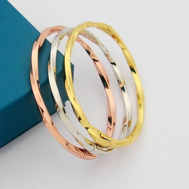 Graff Bracelet High-End Jewelry Custom-Made Simulated Diamond Series Exuding Lux
