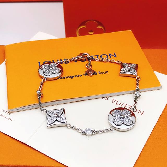 Lsl0186 Lv* Latest Silver Diamond-Studded Flower Bracelet, Zp Brass Material