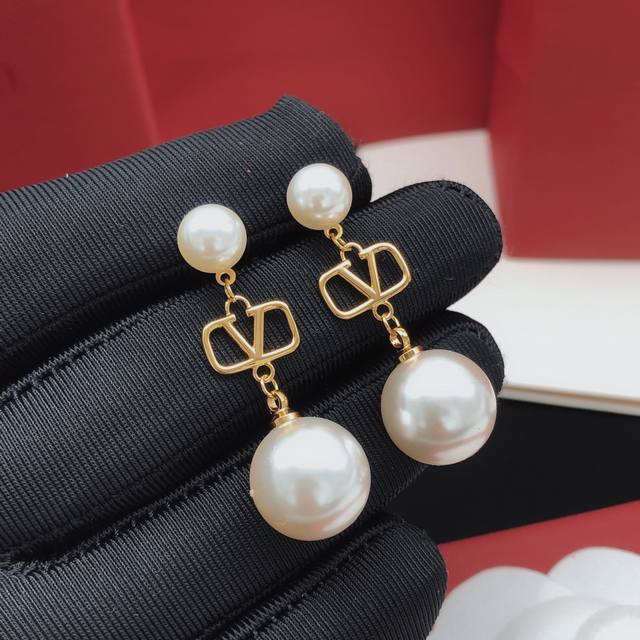 Code Ved0074 Valentino's Latest Fringe Ear Studs, Made Of Zp Brass.