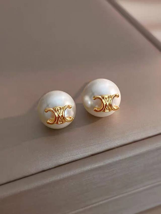 Celine Triumph Arch Letter Pearl Stud Earrings - Celebrity-Inspired Design Celin
