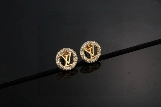 Premium Version Louis Vuitton Ear Studs, Letter-Shaped Ear Studs With Two Wearin
