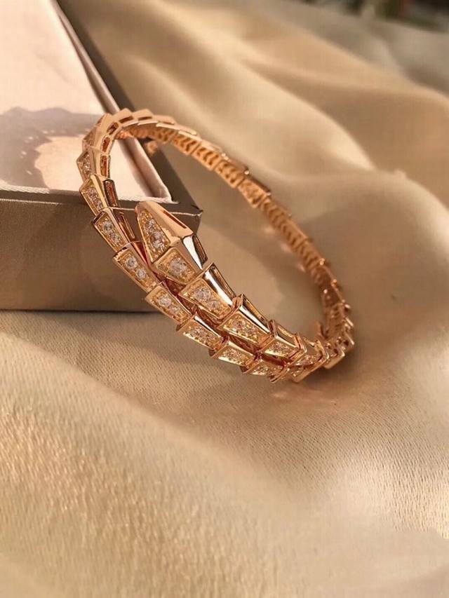 Bulgari High-End Craftsmanship Edition Fine Snake Bracelet This Design Features