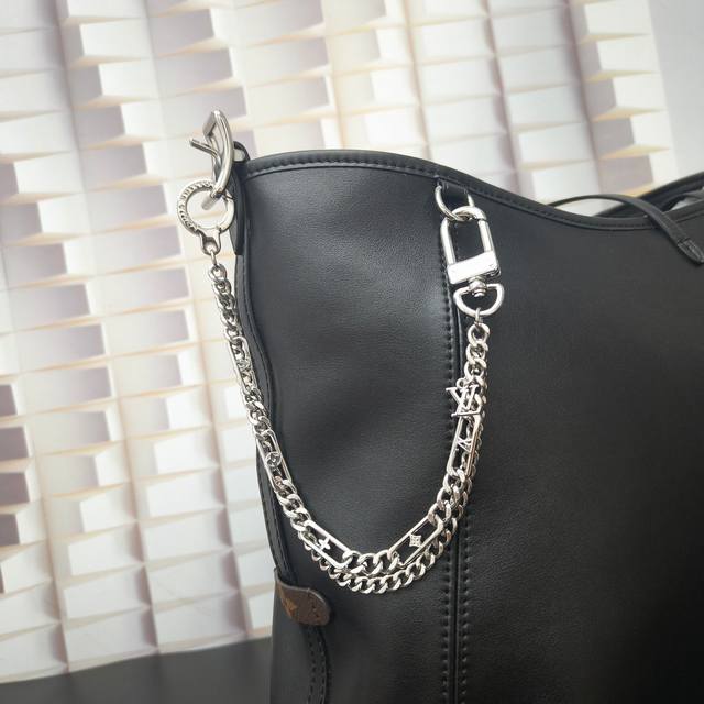 Lv Figaro Belt Chain M02216 Lv Figaro Belt Chain Crafted From Polished Brass Wit