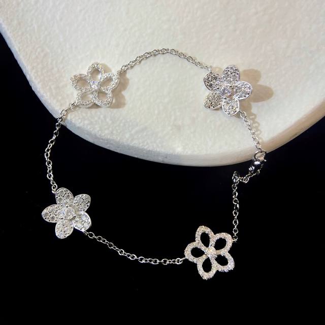 Flowergirl White Gold Graff Flower Bracelet Wild Flower Bracelet Brings The Vita