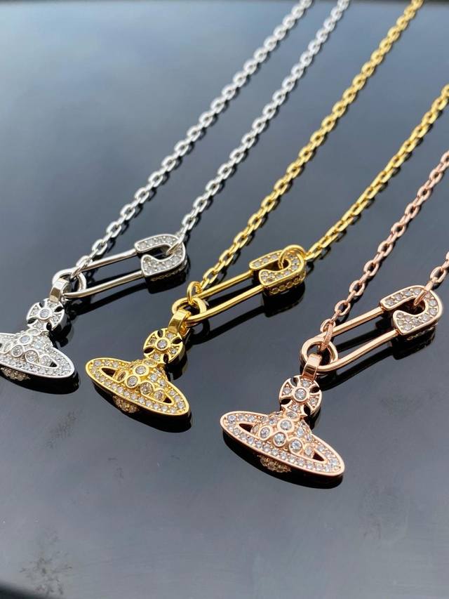 Westwood Queen Of The West Saturn Diamond-Studded Necklace 's Top Recommendation
