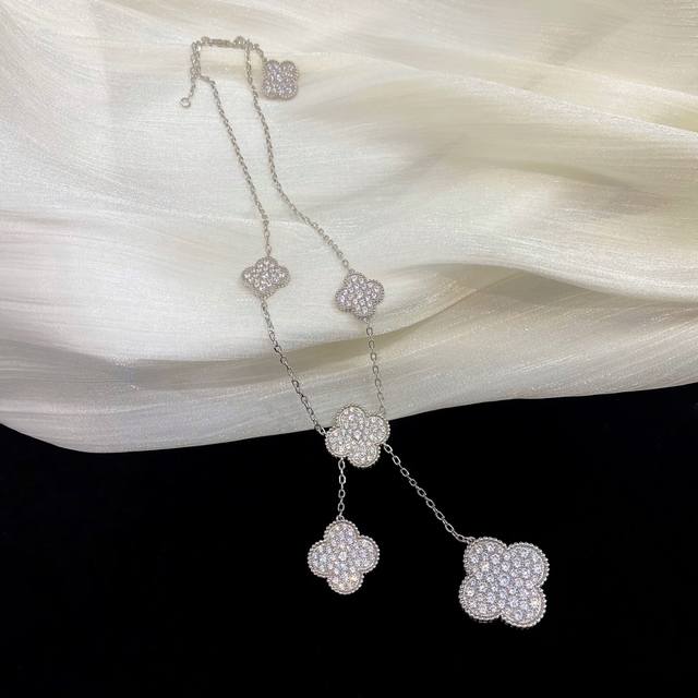 Irregular 6-Flower Full Diamond Four-Leaf Clover Necklace The Irregular Six-Flow