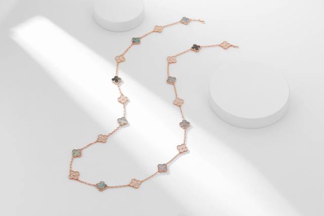 A Necklace To Wear All Year Round, The 20-Flower Gray Mother-Of-Pearl Rose Gold
