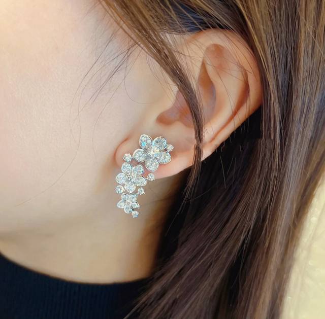 V Gold High Edition, Imported 5A High-Carbon Diamonds, Graff Large Floral Earrin