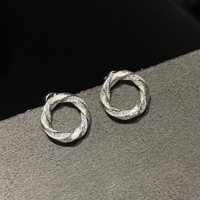 A5601 Independent Designer Style, Threaded, Rotating, Half-Diamond, Sandblasted