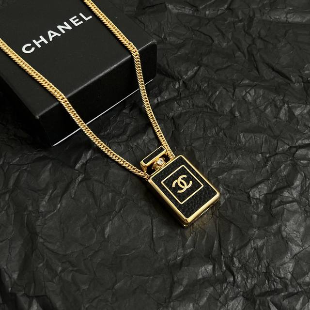 Chanel Pre-Owned Necklace - Chanel's Classic Designs Truly Need No Introduction;