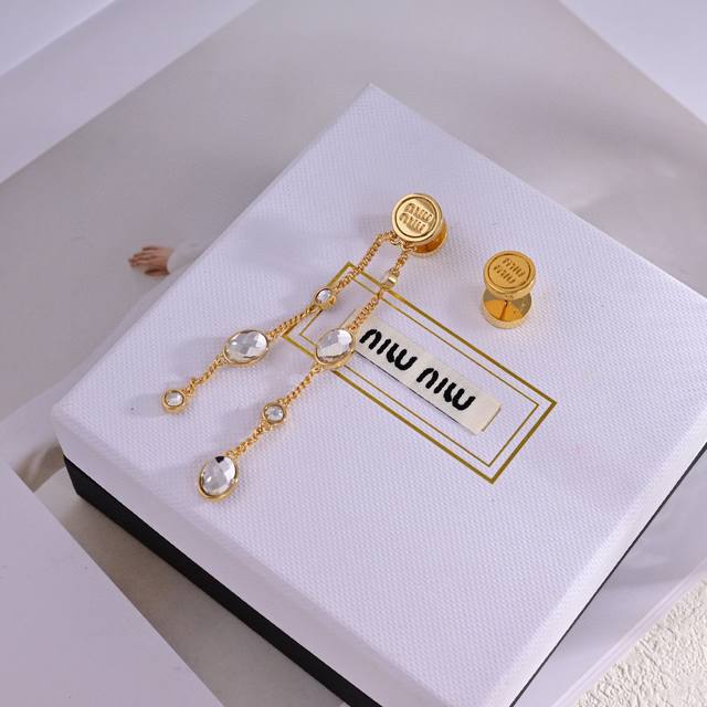 Z-Batch Pattern Miu Miu Letter Ear Studs And Earrings Elegant And Sophisticated