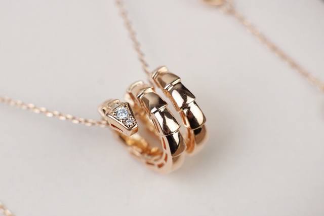Bvlgari New Double-Circle Snake-Shaped Necklace: A Modern Interpretation Of Clas