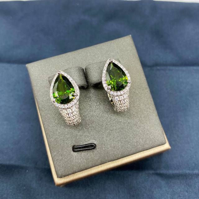 A Batch M Khaki-Colored Pear-Shaped Zirconia Small Silver Earrings For Women, El