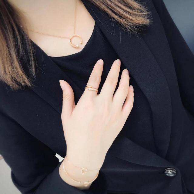 Our Exclusive Forevermark Avaanti Collection Features Customizable 18K Gold And