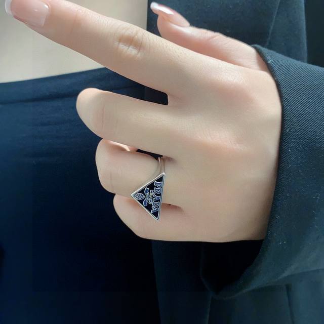 Prada Rada Triangle Drip Oil Fashion Series Open-Style Ring! A Must-Have Black A