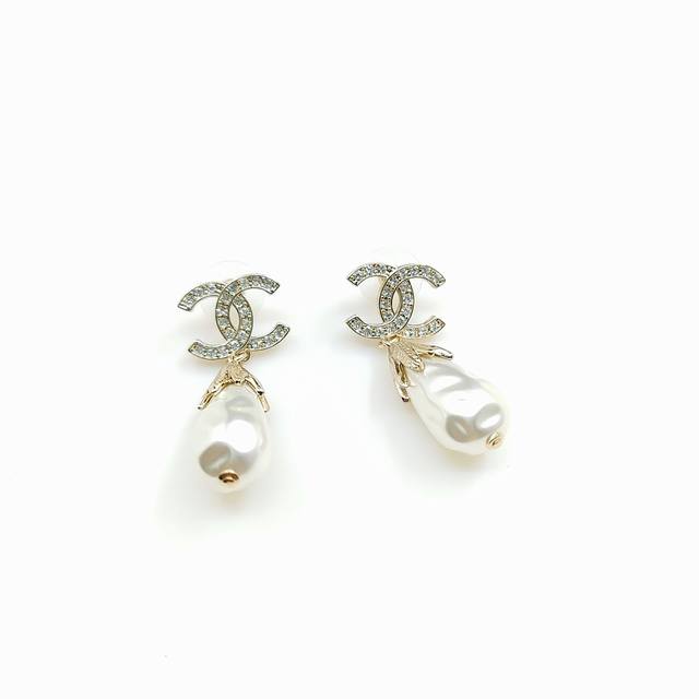 Chanel's Latest Light Gold Irregular Pearl Earrings, Made Of Consistent Zp Brass