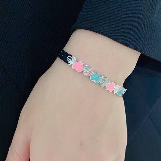 New Arrival Tiffany & Co. Diamond-Studded Heart Bracelet, A Favorite Among Celeb