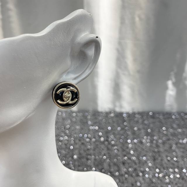 Code E2162 Chanel New Black Circular Button Double C Stud Earrings Sweet And Cut