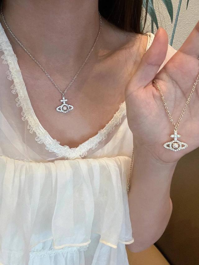 West Side Queen Vivienne Saturn Diamond-Studded Pearl Necklace Pearl Design High