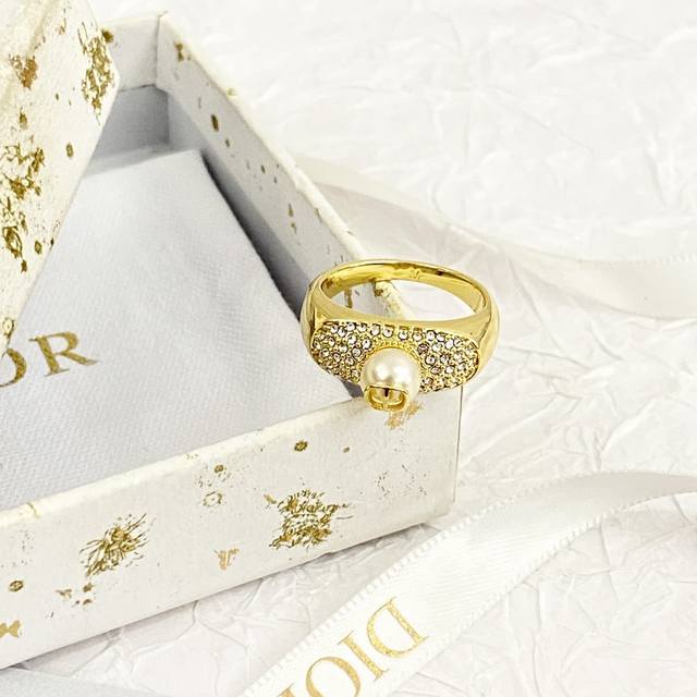 Code R045 Dior New Arrival Ring Diamond-Studded Cd Ring Crafted From Gold-Plated