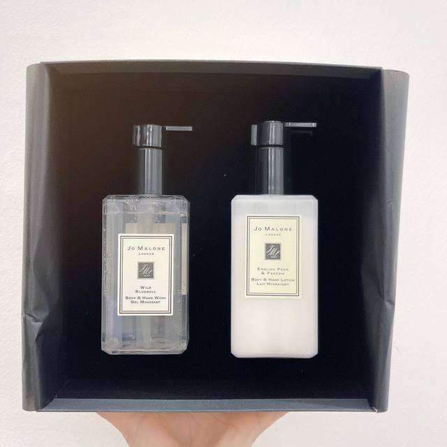 Counter Quality: Jo Malone Bath Fragrance Set. The Set Includes: Jo Malone Engli