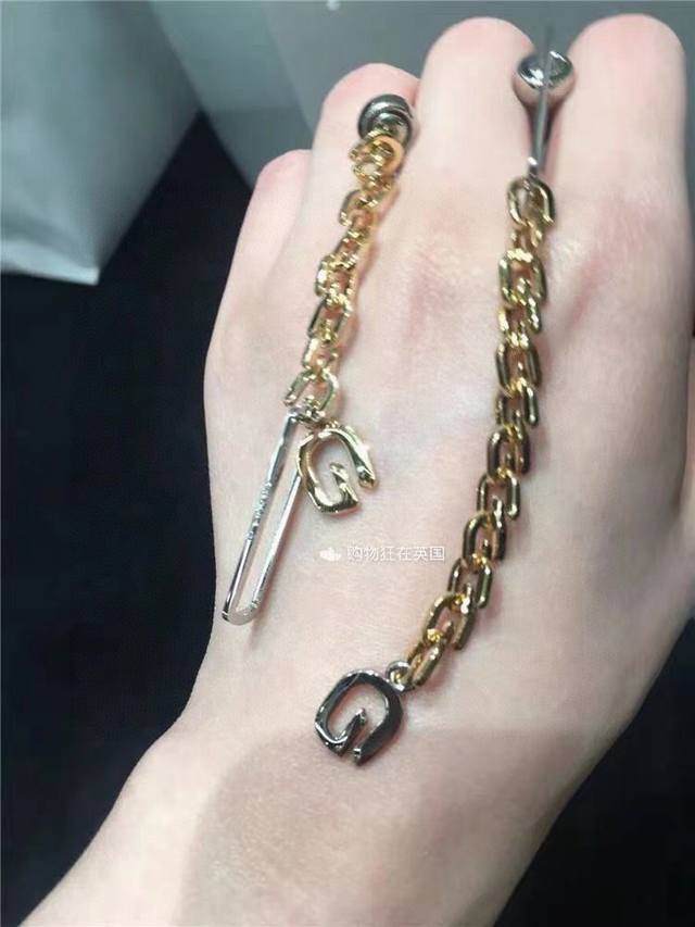 Givenchy Earrings, Same Style As Worn By Celebrities, Unimaginably Popular, Auth