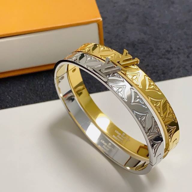New Arrival, Authentic Single Item. Lv Letter Printed Four-Leaf Clover Engraved