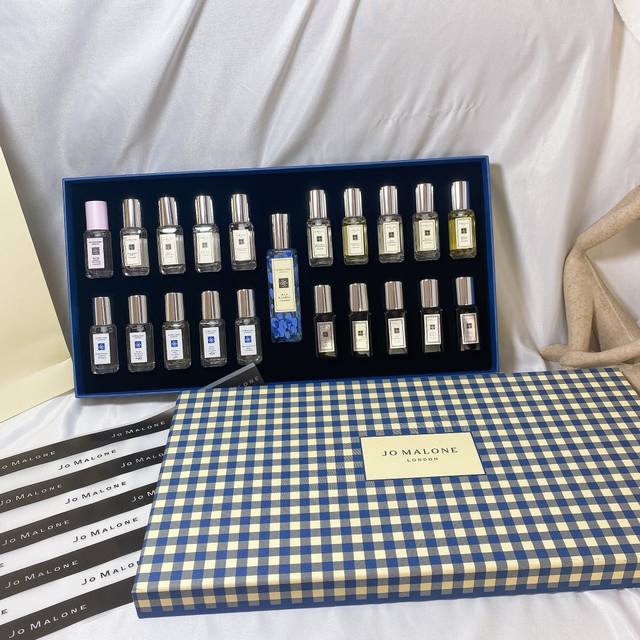 Counter Quality Comes With A Counter Handbag, Jo Malone 21-Piece Blue Checkered