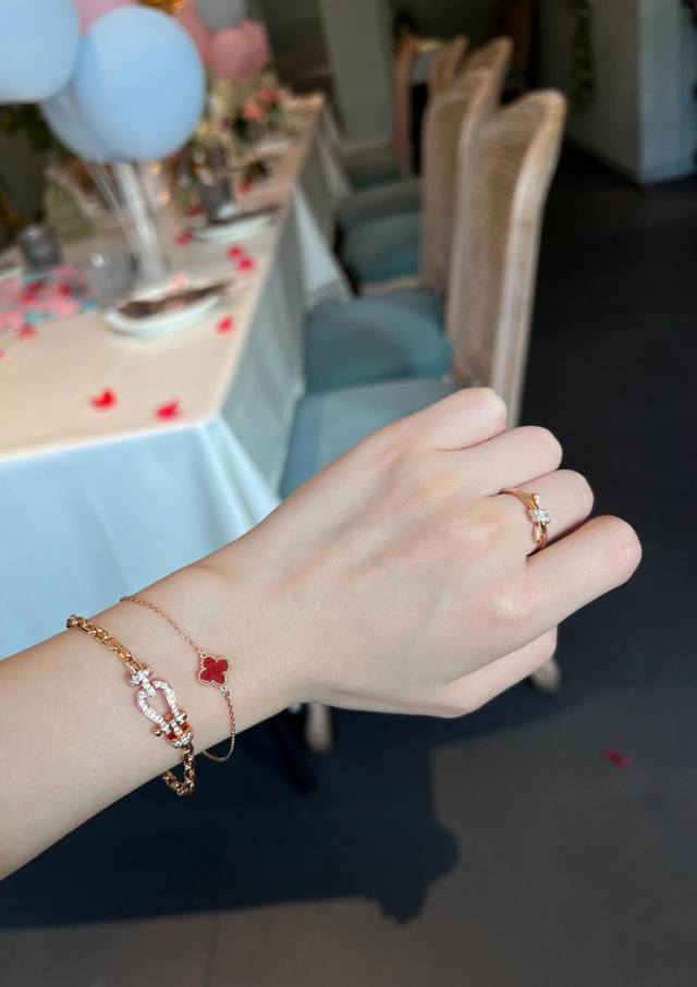 V Gold-Plated Mini Four-Leaf Clover Red Agate Bracelet: The Mini Four-Leaf Clove