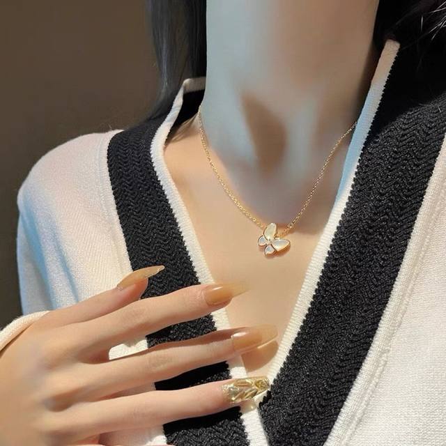 V Gold-Plated Mimi Gold Horse Eye White Mother-Of-Pearl Diamond Necklace: Gracef